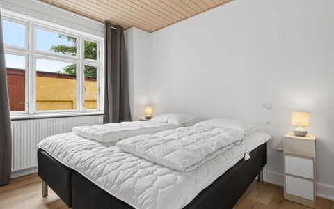 Toivo - 300M from the Sea: Schlafzimmer, Bett, Holz, Interior Design, Flooring, Bedding, Fussboden, Decke, Bettrahmen, Bettdecke