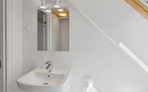 Toivo - 300M from the Sea: Wand, Armatur, Interior Design, Flooring, Holz, Bad Sink, Fussboden, Sinken, Decke, Badezimmer