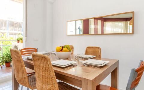 Sagredo: Möbel, Stuhl, Interior Design, Tabelle, Zimmer, Holzbeize, Balkon, Decke, Eco Hotel, Hartholz