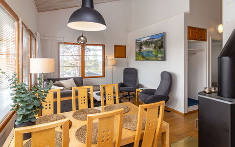 Karhunvartijan Tupa A4: Möbel, Interior Design, Flooring, Fussboden, Wand, Holz, Decke, Couch, Zimmer, Wohnzimmer