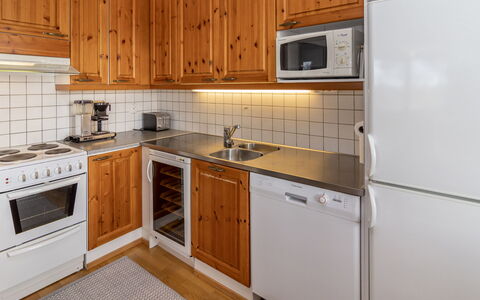 Karhunvartijan Tupa A4: Küche, Küchengerät, Major Appliance, Flooring, Countertop, Holz, Cabinetry, Interior Design, Fussboden, Sinken