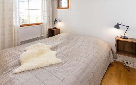 Karhunvartijan Tupa A4: Bett, Möbel, Bedding, Schlafzimmer, Interior Design, Bettdecke, Fussboden, Flooring, Holz, Linens