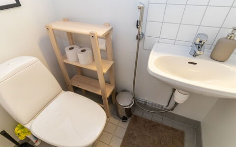 Karhunvartijan Tupa A4: Toilleten Sitz, Toilette, Armatur, Badezimmer, Flooring, Fussboden, Interior Design, Installation, Zimmer, Bad Sink