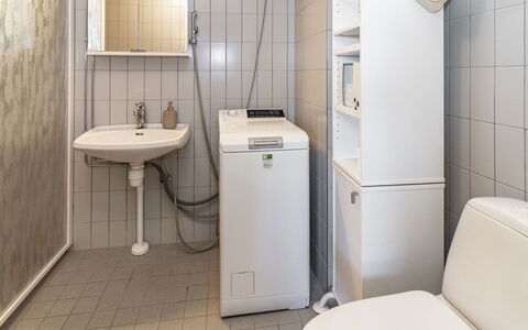Karhunvartijan Tupa A4: Armatur, Flooring, Fussboden, Interior Design, Badezimmer, Toilette, Sinken, Installation, Zimmer, Bad Sink