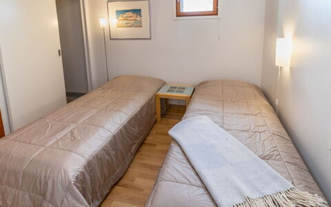 Karhunvartijan Tupa A4: Bett, Fussboden, Flooring, Schlafzimmer, Wand, Holz, Bettdecke, Interior Design, Decke, Bedding