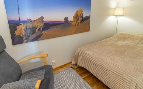 Karhunvartijan Tupa A4: Wand, Fussboden, Flooring, Interior Design, Holz, Möbel, Schlafzimmer, Bett, Zimmer, Bettdecke