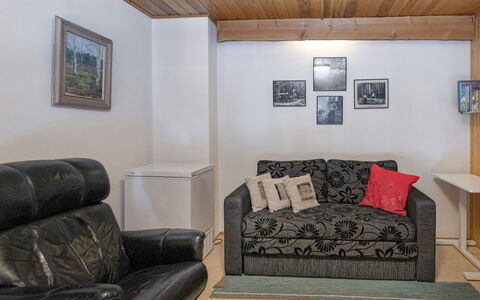 Teerenpesue D 27: Möbel, Couch, Interior Design, Flooring, Fussboden, Holz, Zimmer, Decke, Wohnzimmer, Bilderrahmen