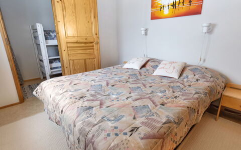 Teerenpesue D 27: Bett, Möbel, Bedding, Schlafzimmer, Interior Design, Bettdecke, Fussboden, Wand, Holz, Flooring