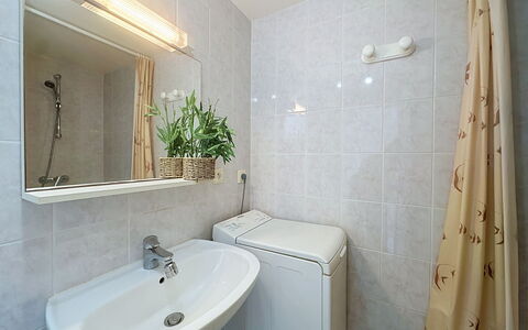 L'Ange Oliver: Bad Sink, Badezimmer, Armatur, Wand, Flooring, Sinken, Fussboden, Interior Design, Zapfhahn, Installation