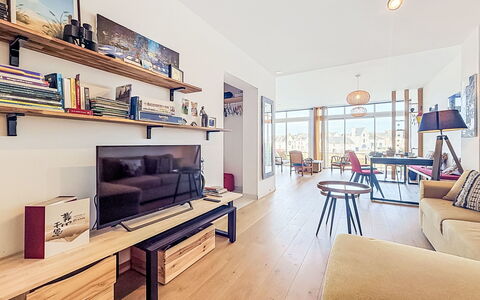 Sombreuil: Möbel, Interior Design, Flooring, Fussboden, Holzboden, Holz, Couch, Decke, Wohnzimmer, Zimmer