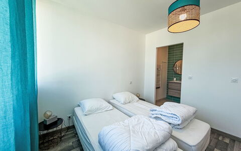 Sombreuil: Möbel, Fussboden, Schlafzimmer, Flooring, Holz, Bett, Interior Design, Textil, Bettdecke, Decke