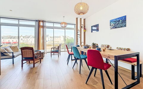 Sombreuil: Möbel, Interior Design, Flooring, Fussboden, Stuhl, Holzboden, Tabelle, Holz, Küche & Esszimmer Tisch, Esszimmer