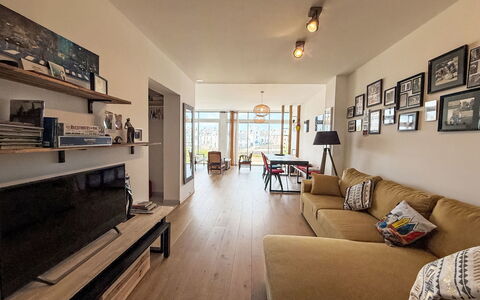 Sombreuil: Möbel, Interior Design, Flooring, Couch, Fussboden, Decke, Holz, Wohnzimmer, Zimmer, Holzboden