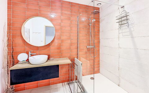Sombreuil: Flooring, Armatur, Badezimmer, Fussboden, Orange, Fliese, Interior Design, Installation, Verbundwerkstoff, Spiegel