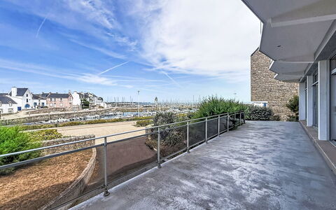 Sombreuil: Beton, Walkway, Zaun, Balkon, Daylighting