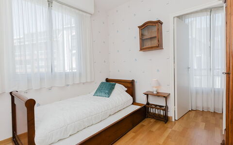 Le Clémenceau: Möbel, Flooring, Interior Design, Fussboden, Schlafzimmer, Holz, Bett, Zimmer, Holzboden, Textil