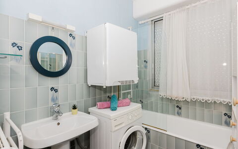 Le Clémenceau: Interior Design, Armatur, Flooring, Waschmaschine, Badezimmer, Fussboden, Sinken, Badezimmerschrank, Decke, Wäschekammer