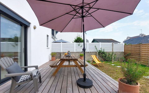 Le Guilvinec: Möbel, Gartenmöbel, Stuhl, Garten, Holzbeize, Rasen, Hartholz, Schatten, Hinterhof