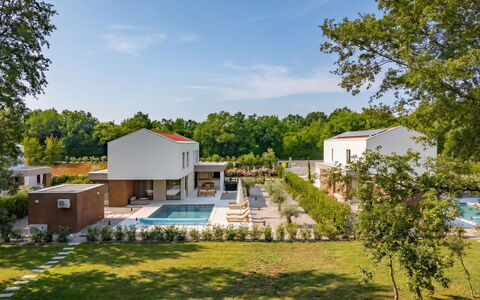 Ruma: Baum, Wohngebiet, Schwimmbad, Haus, Zuhause, Estate, Garten, Landscaping, Eco Hotel, Resort