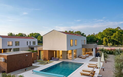 Ruma: Schwimmbad, Wohngebiet, Zuhause, Estate, Resort, Villa, Landscaping, Eco Hotel, Hazienda, Hof