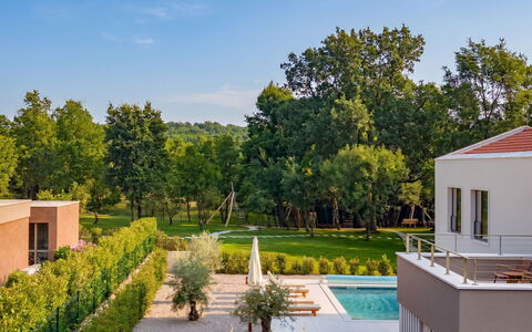 Ruma: Strauch, Garten, Schwimmbad, Schatten, Rasen, Estate, Landscaping, Hinterhof, Garten, Resort
