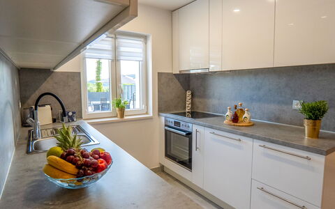 Lili: Countertop, Küche, Küchengerät, Interior Design, Major Appliance, Flooring, Cabinetry, Haushaltsgerät, Möbel, Holz