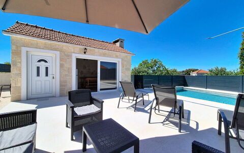 Lili: Schwimmbad, Wohngebiet, Zuhause, Verbundwerkstoff, Gartenmöbel, Wohnung, Resort, Schatten, Estate, Villa