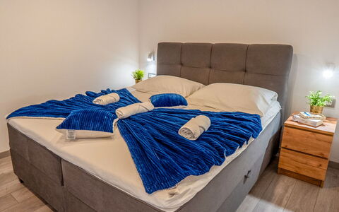 Lili: Möbel, Schlafzimmer, Flooring, Bett, Fussboden, Interior Design, Bedding, Zimmer, Bettrahmen, Bettdecke