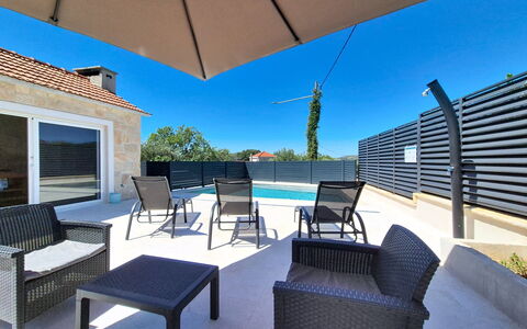 Lili: Möbel, Gartenmöbel, Schwimmbad, Stuhl, Verbundwerkstoff, Schatten, Resort, Wohnung, Tisch Im Freien, Eco Hotel