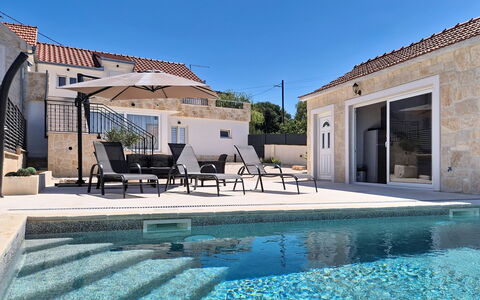 Lili: Schwimmbad, Wohngebiet, Verbundwerkstoff, Resort, Estate, Gartenmöbel, Villa, Fliese, Schatten, Flagstone