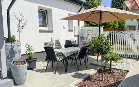 Siofok 46: Möbel, Gartenmöbel, Stuhl, Garten, Holzbeize, Rasen, Hartholz, Schatten, Hinterhof
