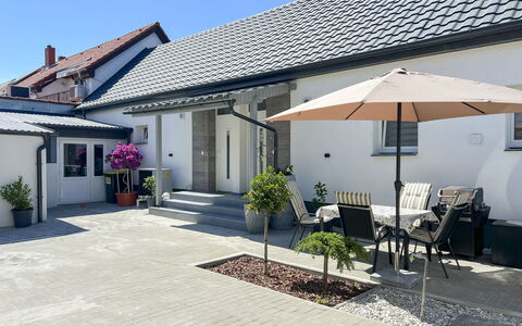Siofok 46: Haus, Zuhause, Blumentopf, Dach, Wohngebiet, Tür, Verbundwerkstoff, Flagstone, Zimmerpflanze