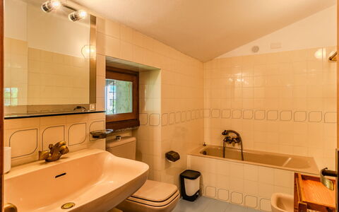 Casa Giamba: Badezimmer, Bad Sink, Interior Design, Armatur, Badewanne, Flooring, Sinken, Wand, Fussboden, Decke