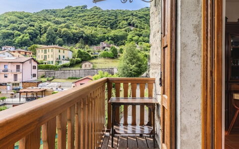 Casa Giamba: Balkon, Wohnung, Holzbeize, Hartholz, Baluster, Geländer, Bergdorf