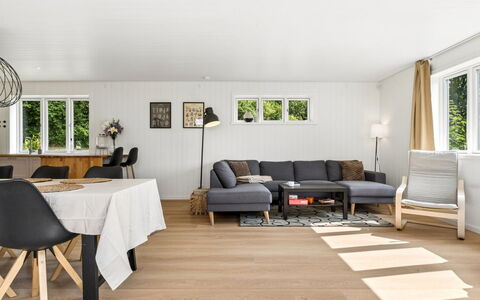 Antonie - 4.2Km from the Sea: Holzboden, Flooring, Interior Design, Fussboden, Möbel, Holz, Laminatboden, Wohnzimmer, Couch, Zuhause