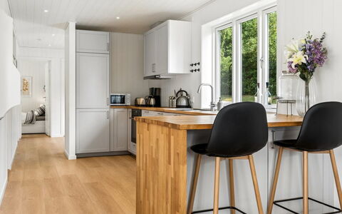 Antonie - 4.2Km from the Sea: Möbel, Flooring, Interior Design, Countertop, Holzboden, Holz, Fussboden, Küche, Küchengerät, Barhocker