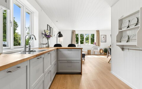 Antonie - 4.2Km from the Sea: Flooring, Holz, Küche, Countertop, Cabinetry, Fussboden, Holzboden, Interior Design, Möbel, Zuhause