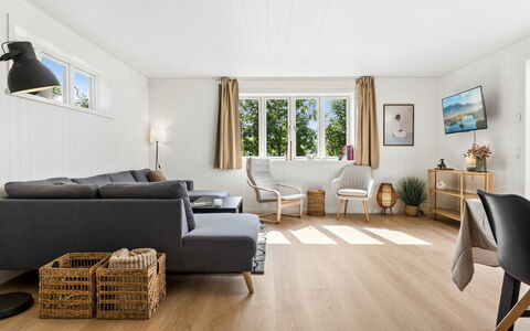 Antonie - 4.2Km from the Sea: Flooring, Holzboden, Holz, Fussboden, Interior Design, Wohnzimmer, Zuhause, Laminatboden, Möbel, Couch