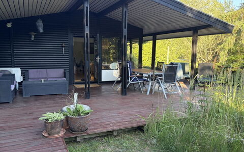 Siggi - 400M from the Sea: Holz, Veranda, Schatten, Möbel, Tür, Deck, Outdoor Struktur, Gartenbauten, Stuhl, Garten