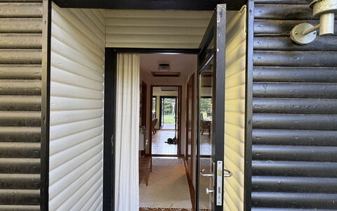 Siggi - 400M from the Sea: Holz, Abstellgleis, Hartholz, Holzbeize, Home Door, Gartenbauten, Daylighting, Fensterabdeckung, Planke