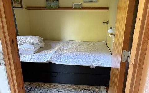 Siggi - 400M from the Sea: Fussboden, Holz, Flooring, Möbel, Interior Design, Schlafzimmer, Bett, Zimmer, Bettdecke, Bedding