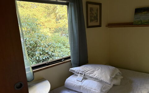 Siggi - 400M from the Sea: Holz, Möbel, Interior Design, Fussboden, Bett, Schlafzimmer, Bettdecke, Flooring, Zimmer, Bedding