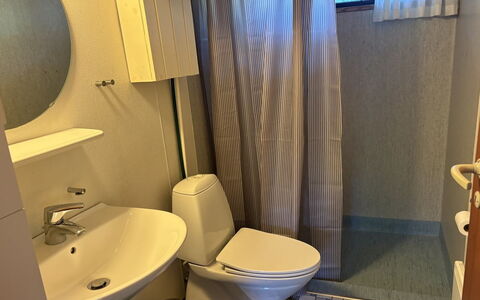 Siggi - 400M from the Sea: Interior Design, Fussboden, Armatur, Flooring, Toilleten Sitz, Zimmer, Vorhang, Toilette, Badezimmer, Installation