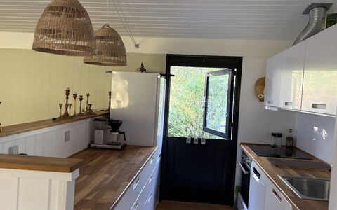 Siggi - 400M from the Sea: Möbel, Countertop, Flooring, Küche, Interior Design, Holz, Cabinetry, Fussboden, Küchengerät, Decke