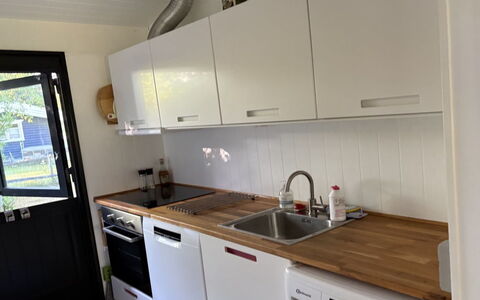 Siggi - 400M from the Sea: Küche, Küchengerät, Countertop, Flooring, Major Appliance, Holz, Interior Design, Spüle, Cabinetry, Möbel