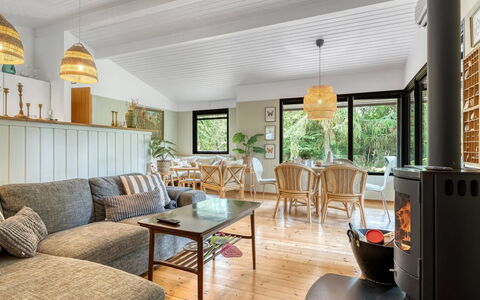 Siggi - 400M from the Sea: Möbel, Interior Design, Flooring, Couch, Holz, Decke, Fussboden, Wohnzimmer, Tabelle, Light Fixture