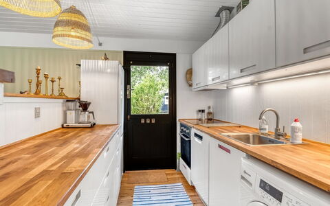 Siggi - 400M from the Sea: Flooring, Interior Design, Holz, Countertop, Küche, Fussboden, Decke, Küchengerät, Major Appliance, Möbel