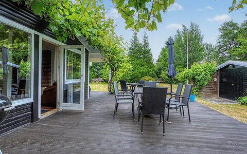 Birge - 600M from the Sea: Holz, Holzboden, Veranda, Hartholz, Deck, Möbel, Planke, Gartenmöbel, Schatten, Holzbeize