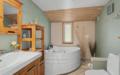 Birge - 600M from the Sea: Interior Design, Flooring, Armatur, Möbel, Holz, Fussboden, Decke, Badezimmer, Zimmer, Beleuchtung