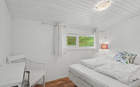 Birge - 600M from the Sea: Holz, Interior Design, Decke, Flooring, Fussboden, Schlafzimmer, Bett, Möbel, Zuhause, Zimmer